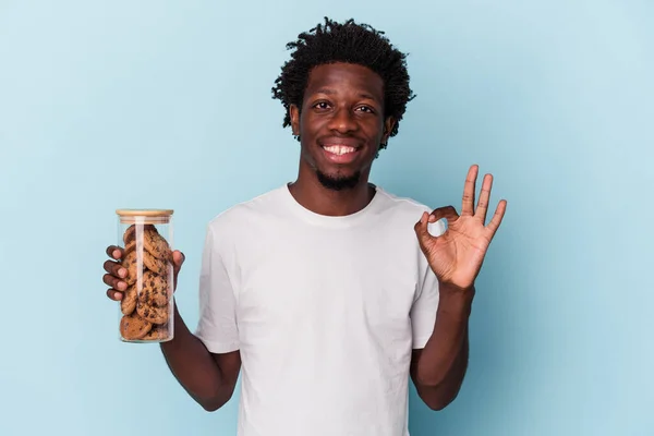 Mladý Africký Američan Drží Čokoládové Lupínky Cookies Izolované Modrém Pozadí — Stock fotografie