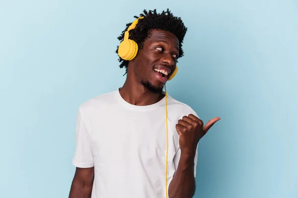 Joven Afroamericano Escuchando Música Aislada Puntos Azules Fondo Con Dedo —  Fotos de Stock