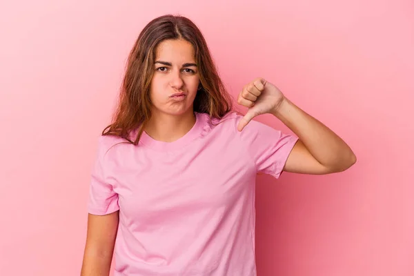 Mulher Branca Jovem Isolado Fundo Rosa Mostrando Polegar Para Baixo — Fotografia de Stock