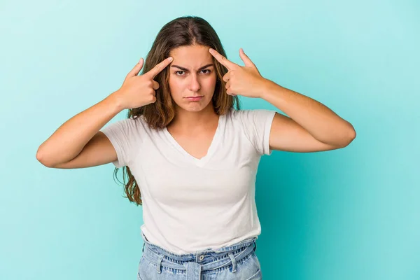 Giovane Donna Caucasica Isolata Sfondo Blu Focalizzata Compito Tenendo Gli — Foto Stock