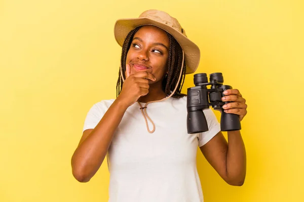 Mladý Africký Americký Badatel Žena Drží Dalekohled Izolované Žlutém Pozadí — Stock fotografie