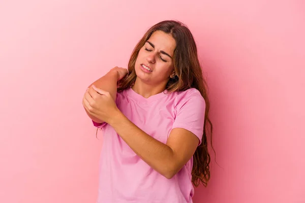 Giovane Donna Caucasica Isolata Sfondo Rosa Massaggiando Gomito Soffrendo Dopo — Foto Stock