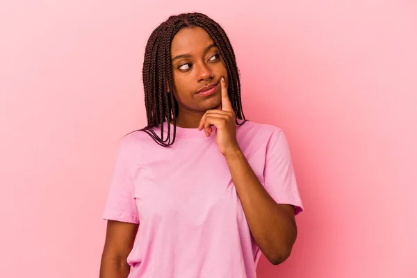 Jovem Afro Americana Isolada Sobre Fundo Rosa Contemplando Planejando Uma — Fotografia de Stock