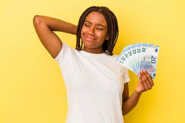 Mladá Afroameričanka Drží Bankovky Izolované Žlutém Pozadí Dotýká Týla Hlavy — Stock fotografie