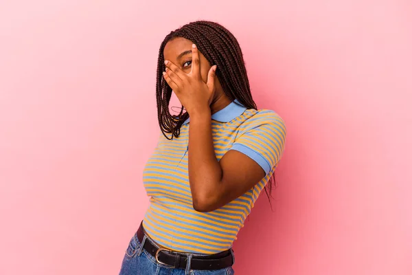 Fiatal Afro Amerikai Elszigetelt Rózsaszín Háttér Pislogás Kamera Ujjain Keresztül — Stock Fotó