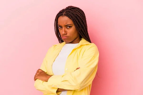 Giovane Donna Afroamericana Isolata Sfondo Rosa Volto Accigliato Dispiacere Tiene — Foto Stock