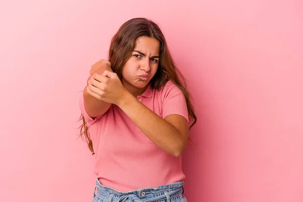 Mulher Branca Jovem Isolado Fundo Rosa Com Uma Dor Pescoço — Fotografia de Stock