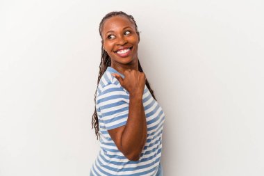 Genç Afrikalı Amerikalı kadın beyaz arka planda izole edilmiş, başparmak uzakta, gülüyor ve kaygısız..