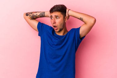 Sarı arka planda izole edilmiş dövmeleri olan genç, beyaz bir adam çığlık atıyor, çok heyecanlı, tutkulu, bir şeyden memnun..