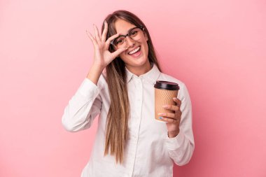 Kafkasyalı genç bir kadın pembe arka planda izole edilmiş bir şekilde yemek tutuyor..