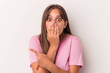 Beyaz arka planda izole edilmiş genç beyaz kadın...