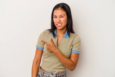 Beyaz arka planda izole edilmiş genç Latin bir kadın.