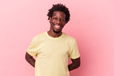Genç Afrikalı Amerikalı adam pembe arka planda izole edilmiş mutlu, güler yüzlü ve neşeli..