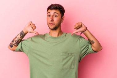 Sarı arka planda izole edilmiş dövmeleri olan beyaz bir genç gururlu ve kendinden emin..