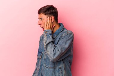 Sarı arka planda dövmeleri olan beyaz bir adam gördüğü bir şey yüzünden şoka uğruyor..