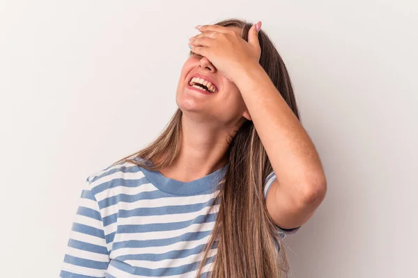 Jonge Blanke Vrouw Geïsoleerd Witte Achtergrond Lacht Vreugdevol Handen Het — Stockfoto