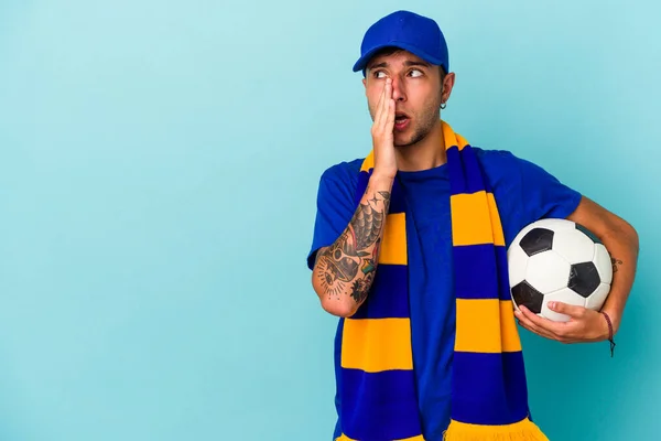 Jovem Futebol Homem Segurando Uma Bola Isolada Fundo Azul Está — Fotografia de Stock