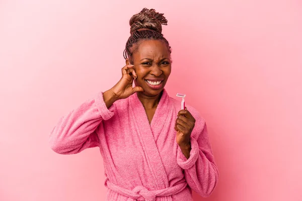 Giovane Donna Afroamericana Indossa Accappatoio Rosa Tenendo Lama Rasoio Isolato — Foto Stock