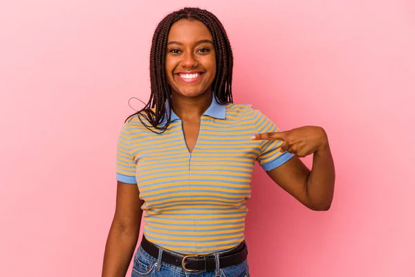 Mladý Africký Američan Žena Izolované Růžové Pozadí Osoba Ukazuje Ručně — Stock fotografie