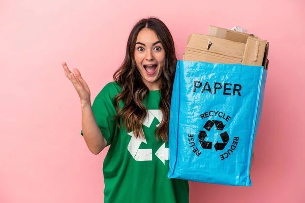 Joven Mujer Caucásica Reciclado Papel Aislado Sobre Fondo Rosa Recibiendo — Foto de Stock