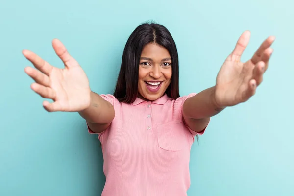 Jonge Venezolaanse Vrouw Geïsoleerd Blauwe Achtergrond Voelt Vertrouwen Het Geven — Stockfoto