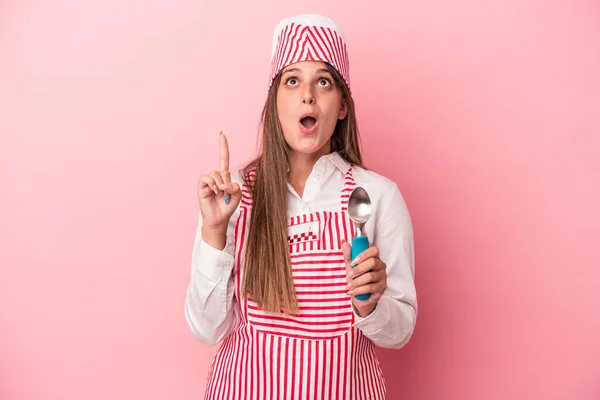 Молодая Женщина Производитель Мороженого Держит Ложку Изолированы Розовом Фоне Указывая — стоковое фото