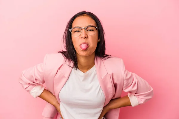 Giovane Donna Latina Isolata Sfondo Rosa Divertente Amichevole Sporgente Lingua — Foto Stock