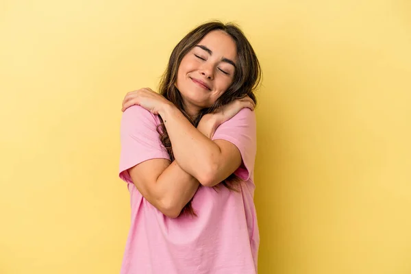 Молода Біла Жінка Ізольована Жовтому Тлі Обіймається Посміхаючись Безтурботним Щасливим — стокове фото