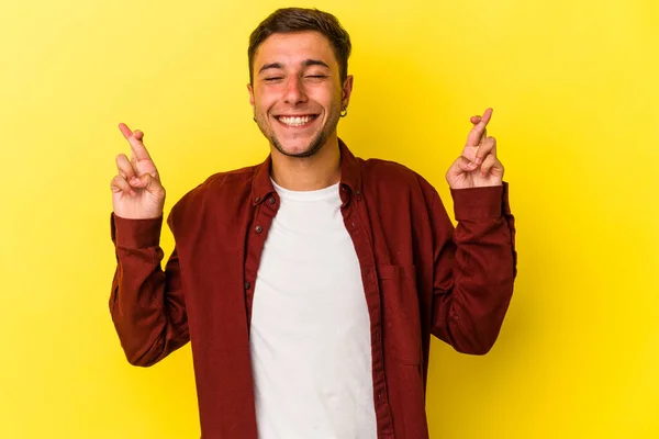Junger Kaukasier Mit Tätowierungen Auf Gelbem Hintergrund Drückt Dem Glück — Stockfoto