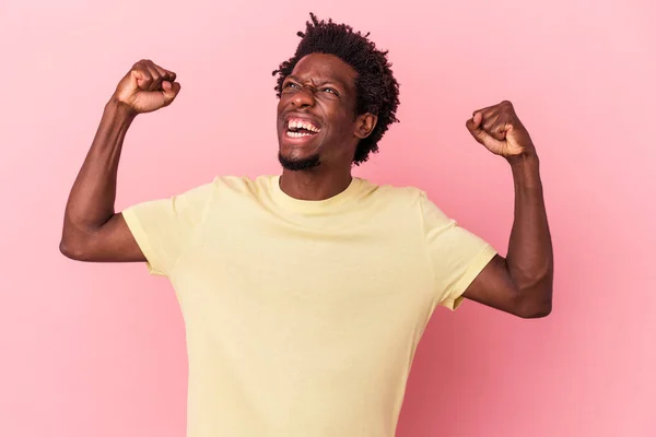 Fiatal Afro Amerikai Férfi Elszigetelt Rózsaszín Háttér Emelés Ököl Győzelem — Stock Fotó
