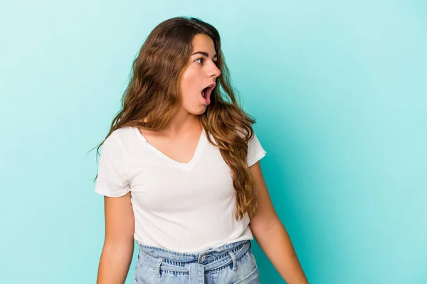 Joven Mujer Caucásica Aislada Sobre Fondo Azul Siendo Sorprendida Por — Foto de Stock