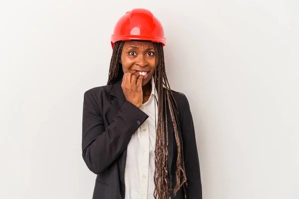 Junge Afrikanisch Amerikanische Architektin Isoliert Auf Weißem Hintergrund Beißt Fingernägel — Stockfoto