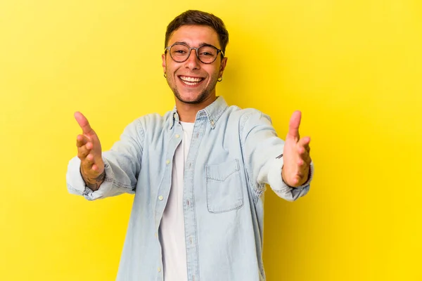 Young Caucasian Man Tattoos Isolated Yellow Background Feels Confident Giving — 스톡 사진