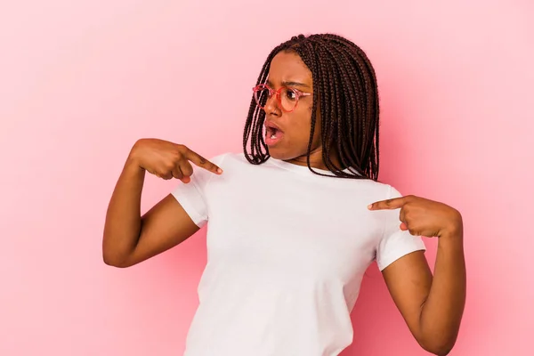 Young African American Woman Isolated Pink Background Surprised Pointing Finger — Stock Photo, Image