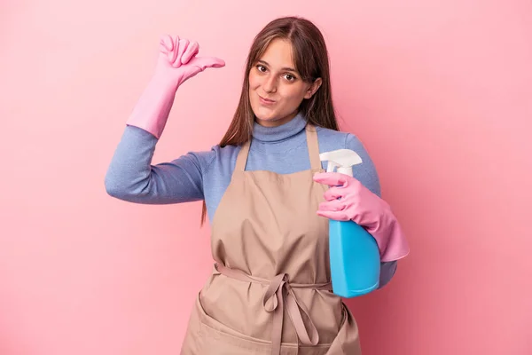 Young Caucasian Cleaner Woman Holding Spray Isolated Pink Background Feels — Stock Photo, Image