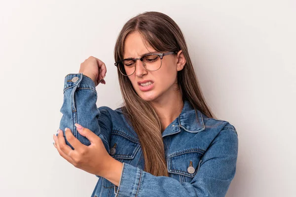 Giovane Donna Caucasica Isolata Sfondo Bianco Massaggiando Gomito Soffrendo Dopo — Foto Stock