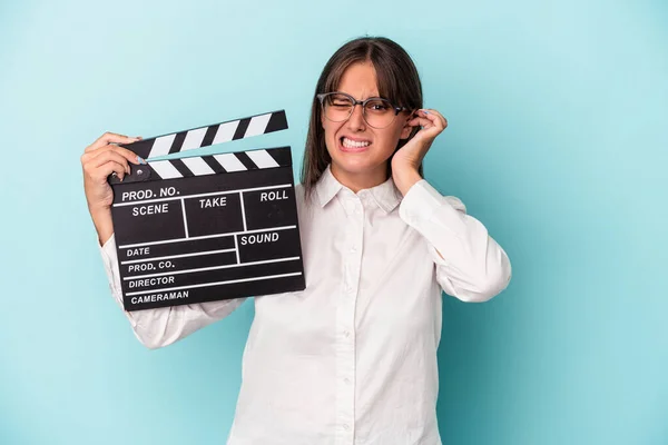 Young Caucasian Woman Holding Clapperboard Isolated Blue Background Covering Ears — Stock Photo, Image