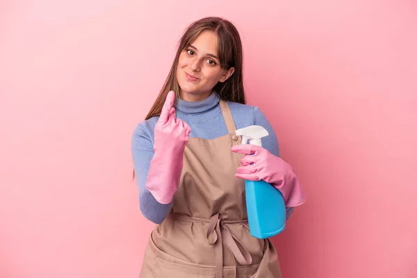 Jonge Blanke Schonere Vrouw Met Spray Geïsoleerd Roze Achtergrond Wijzend — Stockfoto