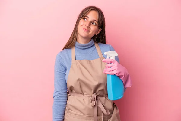 Jonge Blanke Schonere Vrouw Met Spray Geïsoleerd Roze Achtergrond Dromen — Stockfoto