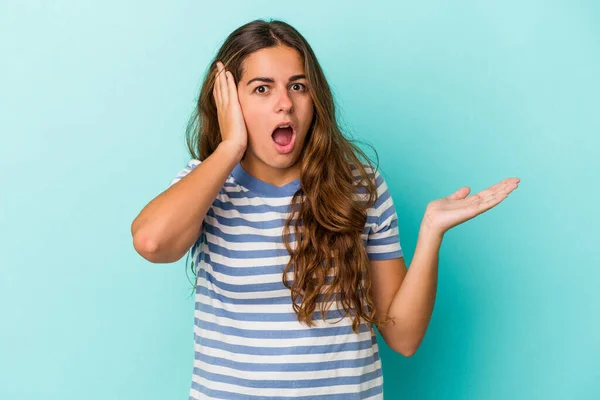 Mujer Joven Caucásica Aislada Sobre Fondo Azul Impresionada Sosteniendo Espacio — Foto de Stock