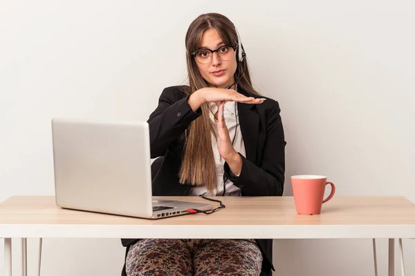 Jovem Caucasiana Fazendo Teletrabalho Isolado Fundo Branco Mostrando Gesto Tempo — Fotografia de Stock