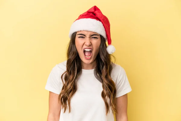 Joven Mujer Caucásica Celebrando Navidad Aislada Sobre Fondo Amarillo Gritando —  Fotos de Stock