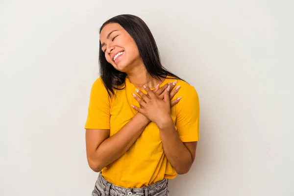 Beyaz Arka Planda Soyutlanmış Genç Latin Bir Kadın Gülüyor Ellerini — Stok fotoğraf