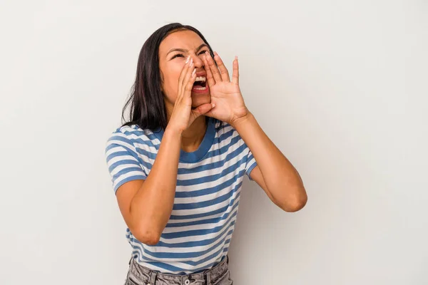 Giovane Donna Latina Isolata Sfondo Bianco Gridando Eccitato Davanti — Foto Stock