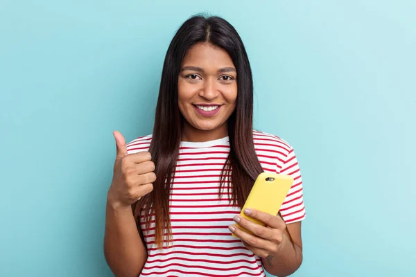 Junge Venezolanerin Hält Ihr Handy Isoliert Auf Blauem Hintergrund Und — Stockfoto