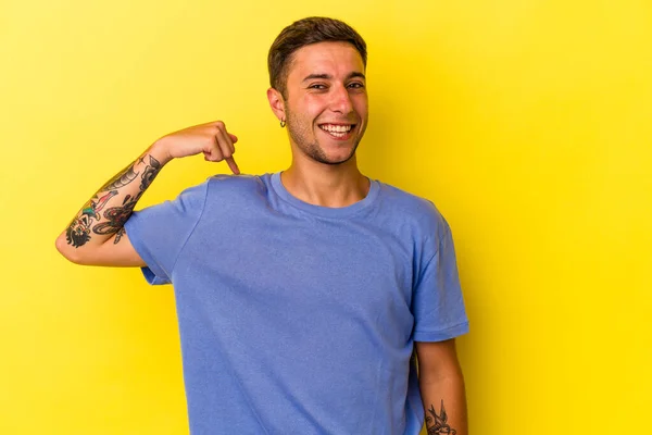 Mladý Běloch Tetováním Izolované Žlutém Pozadí Osoba Ukazuje Ručně Košili — Stock fotografie