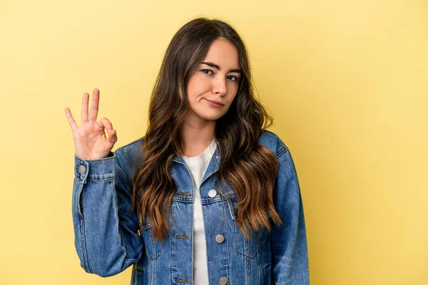 Mulher Branca Jovem Isolado Fundo Amarelo Pisca Olho Mantém Gesto — Fotografia de Stock