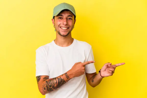 Jovem Caucasiano Com Tatuagens Isoladas Fundo Amarelo Animado Apontando Com — Fotografia de Stock