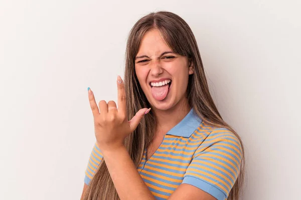 Mladá Běloška Žena Izolované Bílém Pozadí Ukazující Rockové Gesto Prsty — Stock fotografie