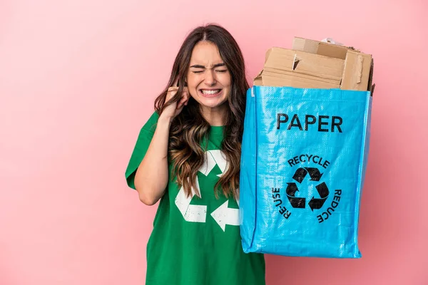 Young Caucasian Woman Recycled Paper Isolated Pink Background Covering Ears — 스톡 사진